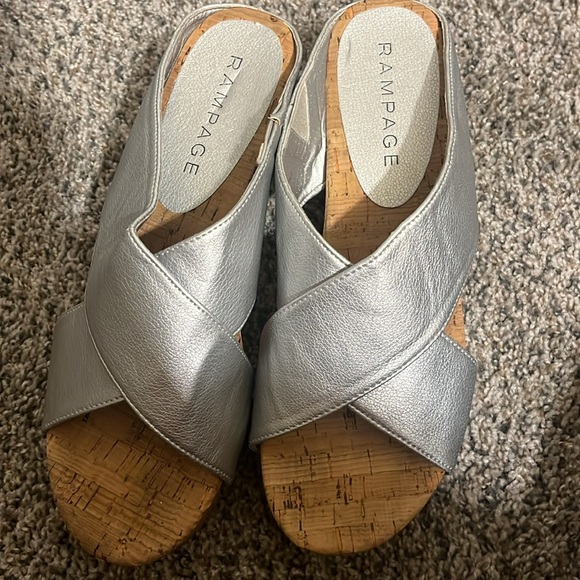 Rampage Quizzer Size 10 Silver Wedge Sandal - Picture 7 of 7